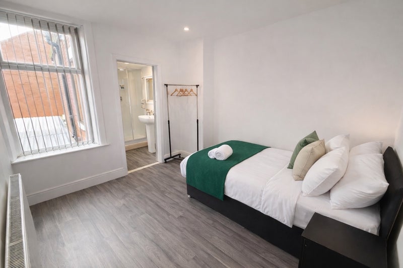 Photo 1: Room 2 with ensuite 