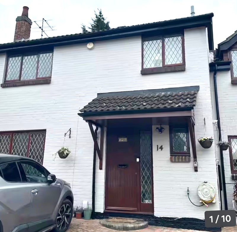 Photo 1: Detached house with parking facilities 