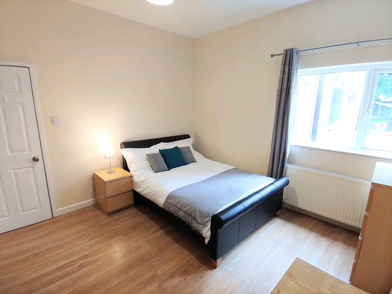 Photo 1: A large fully furnished rear facing ground floor double, pictures are of the available room.
