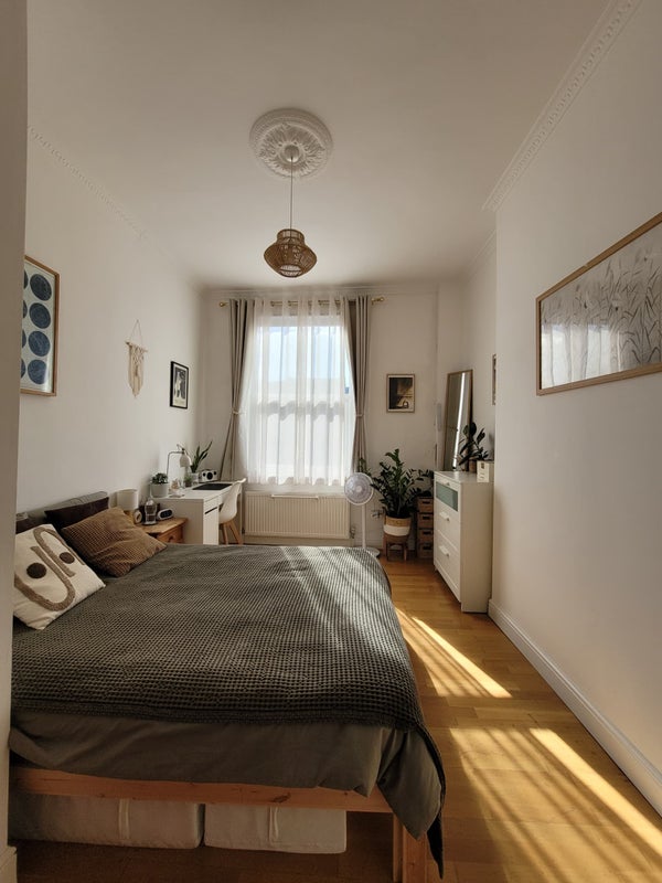 Photo 1: Spacious double bedroom