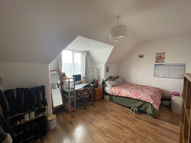 Photo 1: Room 1