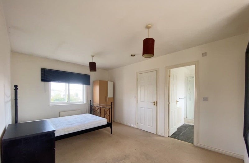 Photo 1: £695 en-suite room
