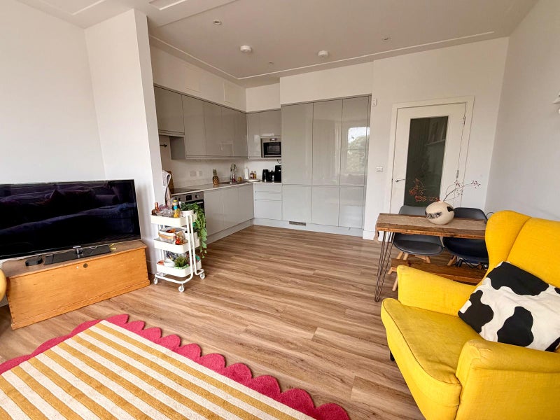 Photo 1: living room/kitchen 