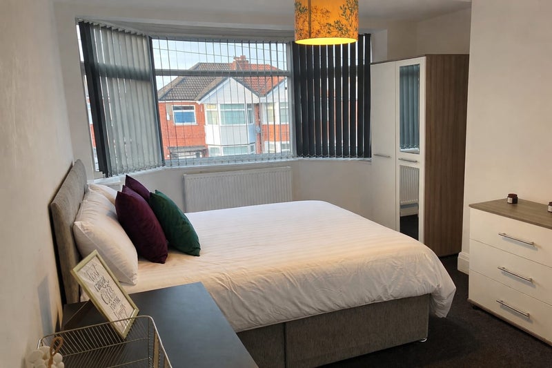 Photo 1: Large Bay Window En Suite Executive Room