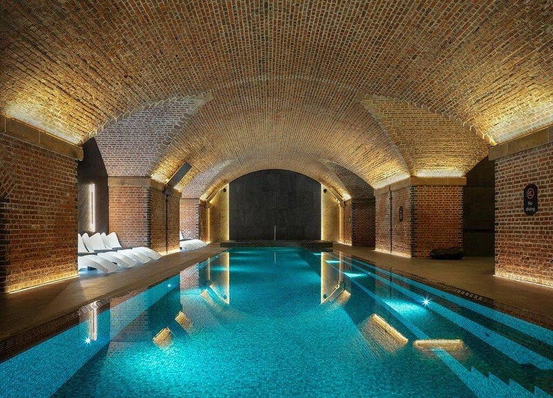 Photo 1: Swimming Pool/ jacuzzi/ sauna/ steam room
