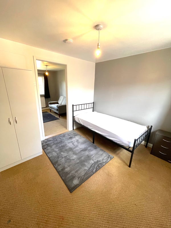 Photo 1: Room 2 - £650pcm - Studio Room 