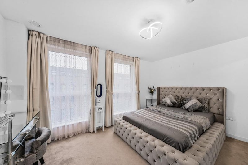 Photo 1: Main Bedroom