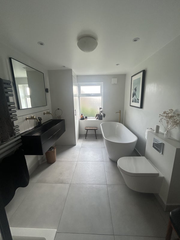 Photo 1: Main Bathroom