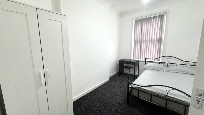 Photo 1: Double Room AVAILABLE