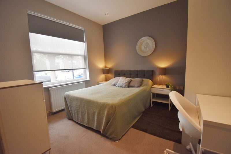 Photo 1: Fantastic Room, complete with Desk and chair