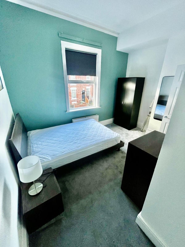 Photo 1: Room 4 ensuite