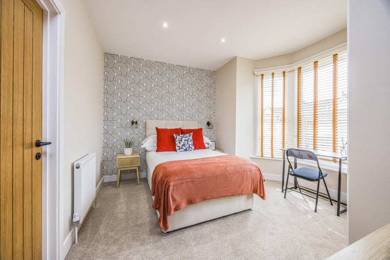 Photo 1: ROOM 5 WITH ENSUITE £725