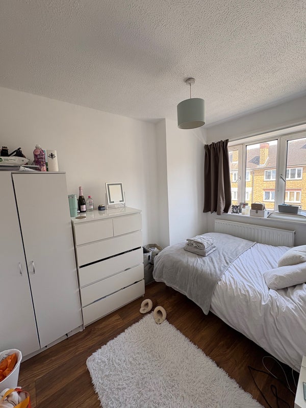 Photo 1: Room 1 (£900) 