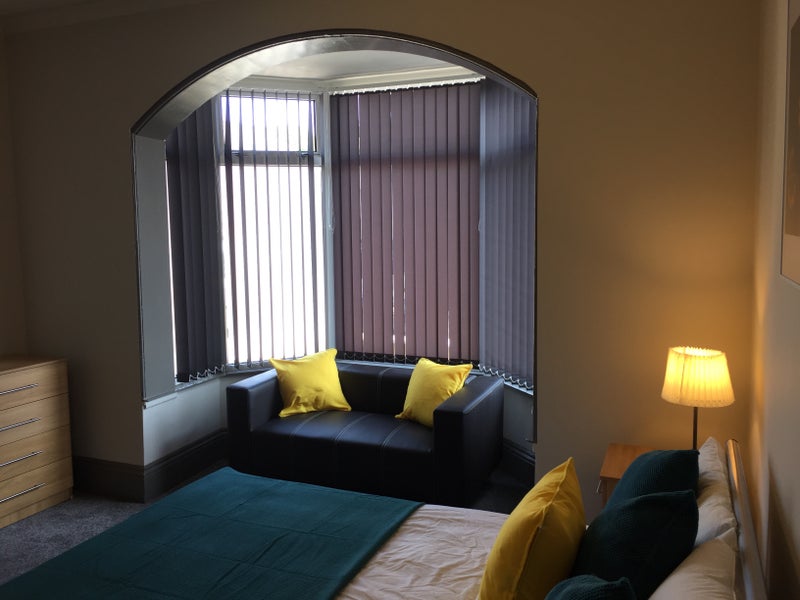 Photo 1: Double Bedroom - available room