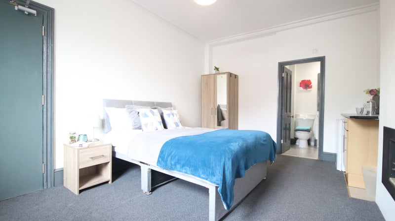 Photo 1: Room 1 - en suite - available NOW