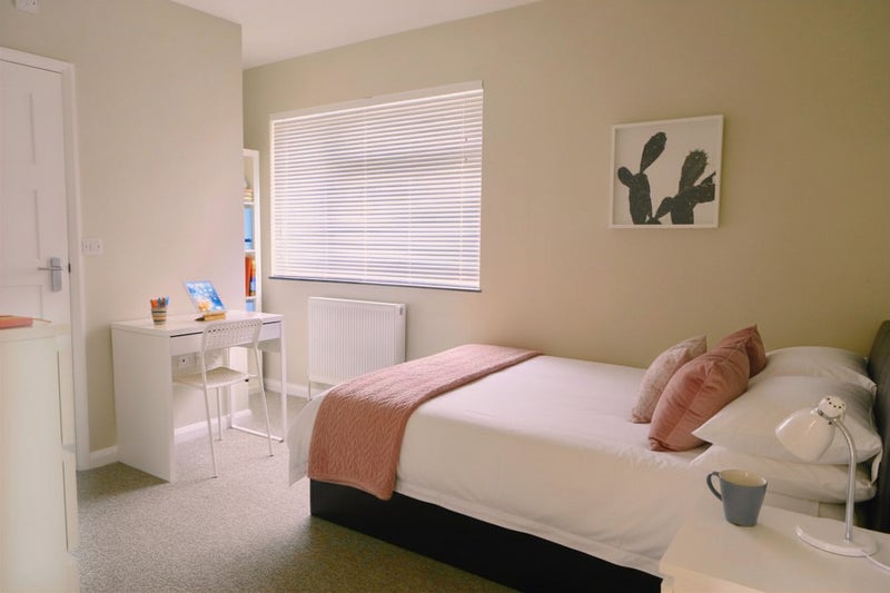 Photo 1: Spacious sunny double room with ensuite