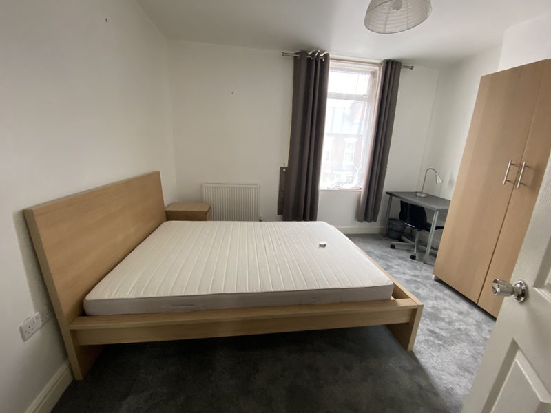 Photo 1: Bedroom To Rent - Angle 1