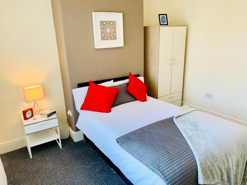 Photo 1: Room 5 Light & Airy