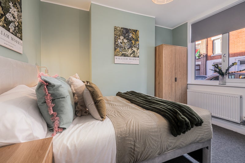 Photo 1: Room 1 with ensuite