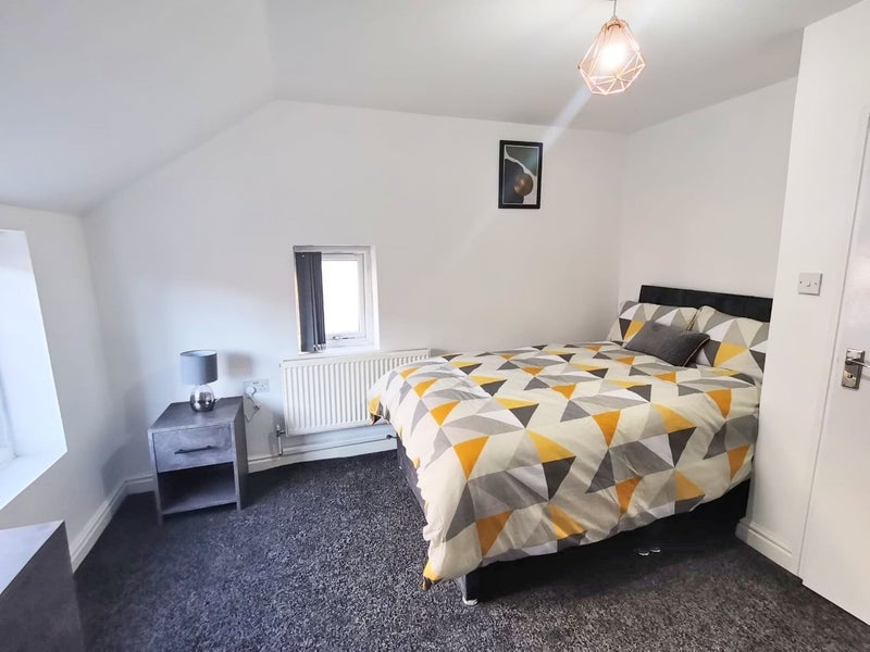 Photo 1: Room 2 En Suite