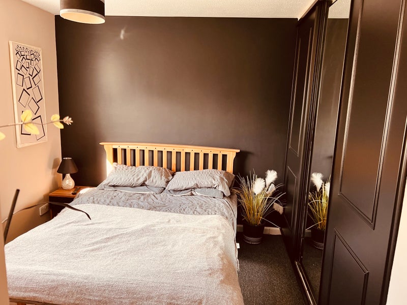 Photo 1: Double room, double large wardrobe. Chest of drawers & smart tv. 