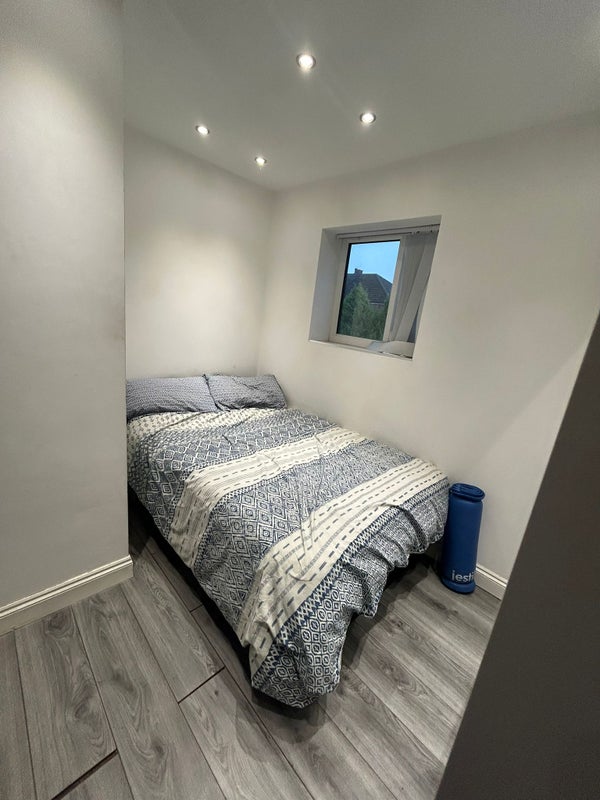 Photo 1: Photo 1: Spacious Bedroom / Double bed / Mattress 