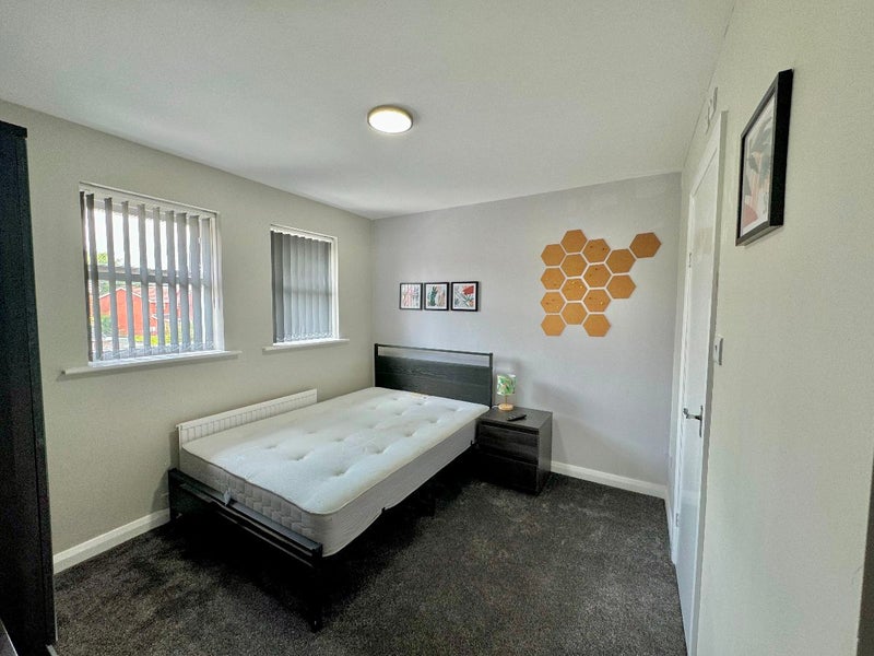 Photo 1: Spacious Double Bedroom with En-Suite. Smart Tv Included