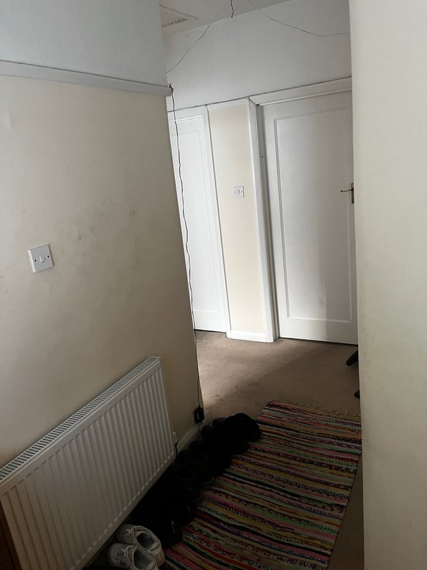 Photo 1: Door entrance 