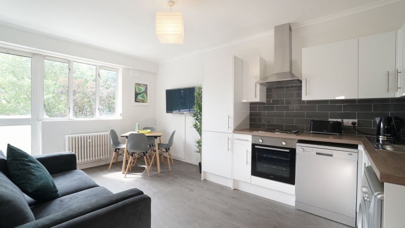 Photo 1: Kitchen Diner