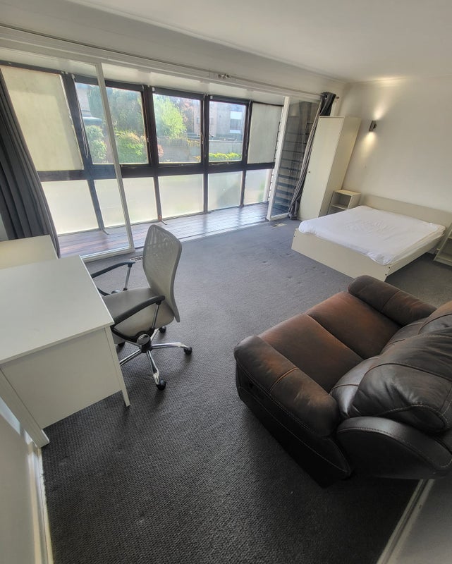 Photo 1: Large double room, good natural light