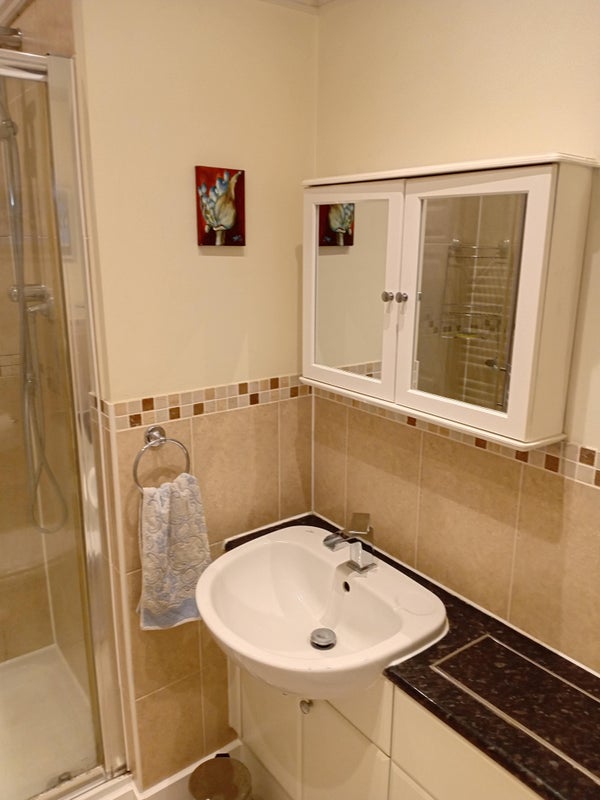 Photo 1: Ensuite bathroom 