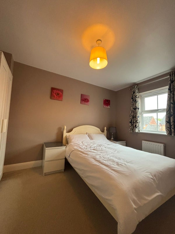 Photo 1: Double Bedroom