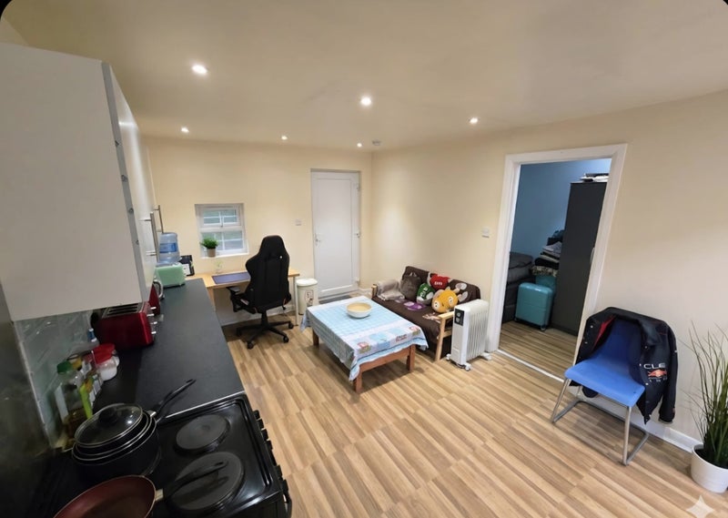 Photo 1: Kitchen and lounge