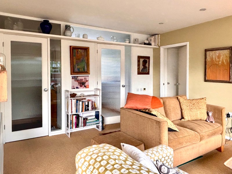 Photo 1: Sunny Sittingroom