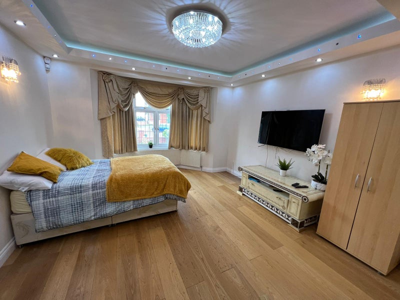 Photo 1: Room 1- £750 Available 01/05/2026