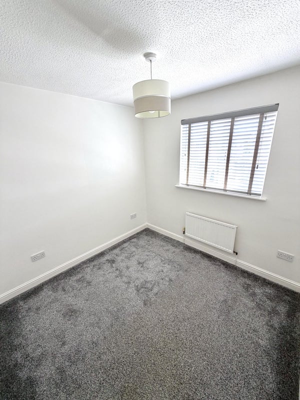 Photo 1: Bedroom (1)