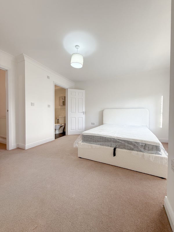 Photo 1: Room 1 - En-suite