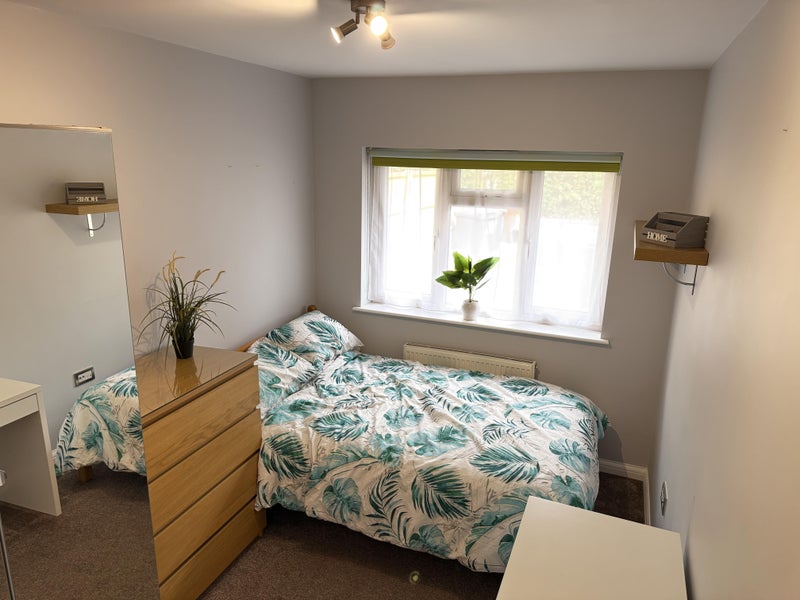 Photo 1: Bright room £700pcm   Bed, chest of draws, Mirror Wardrobe, Desk & Chair 