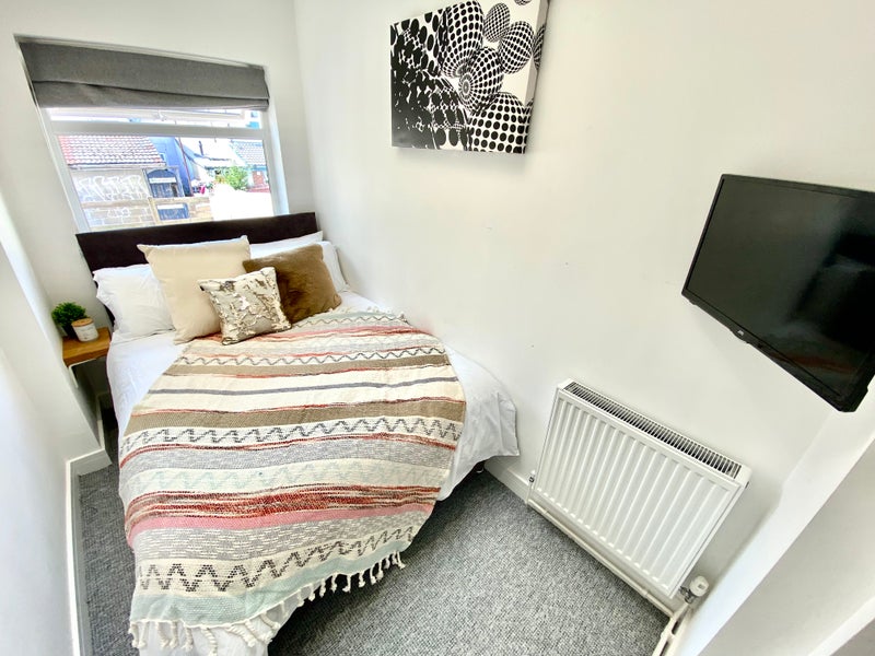 Photo 1: Beautiful double bedroom with en-suite now available