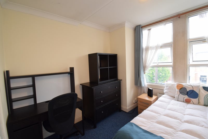 Photo 1: Double en suite 