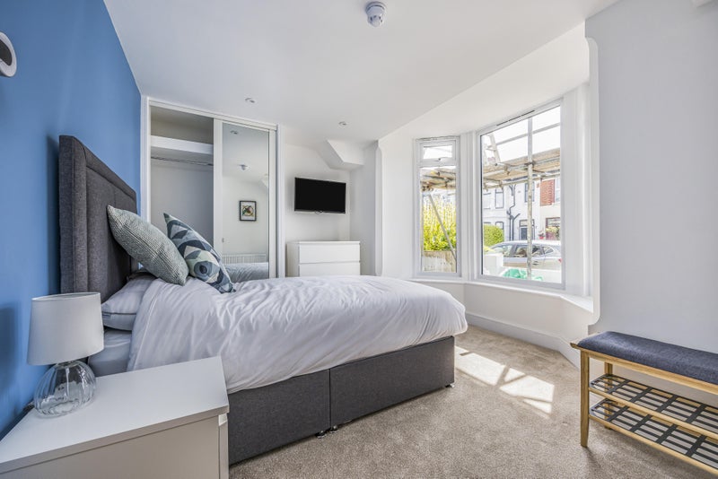 Photo 1: ROOM 1 WITH ENSUITE £725