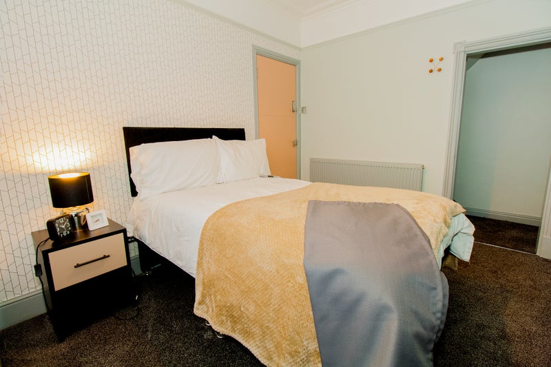 Photo 1: Room 2 Double room 