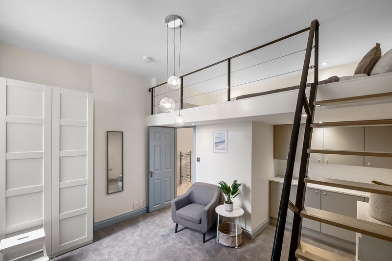 Photo 1: Room 2, 2 Beechwood Avenue - available May 29th