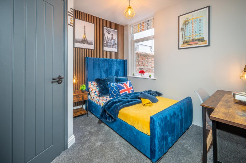 Photo 1: Room 2