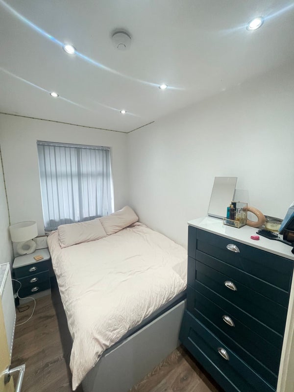 Photo 1: Bedroom / Double bed / Mattress / Bed side / Large window