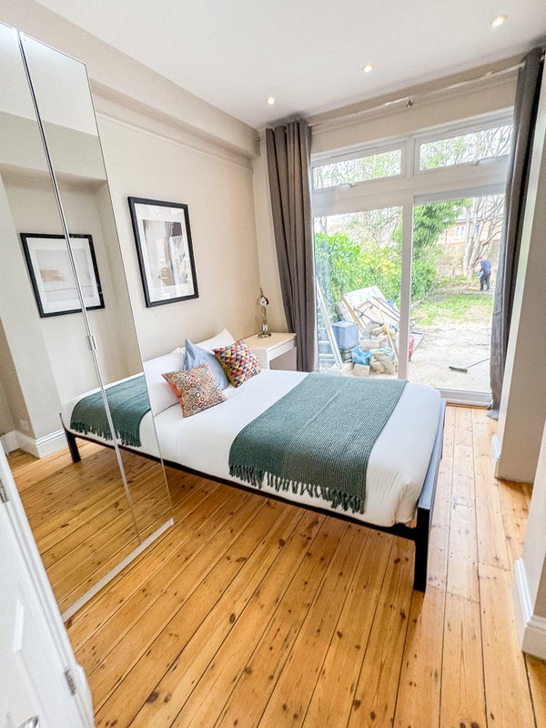 Photo 1: Large ensuite room