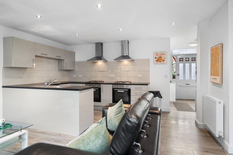 Photo 1: Kitchen / Lounge