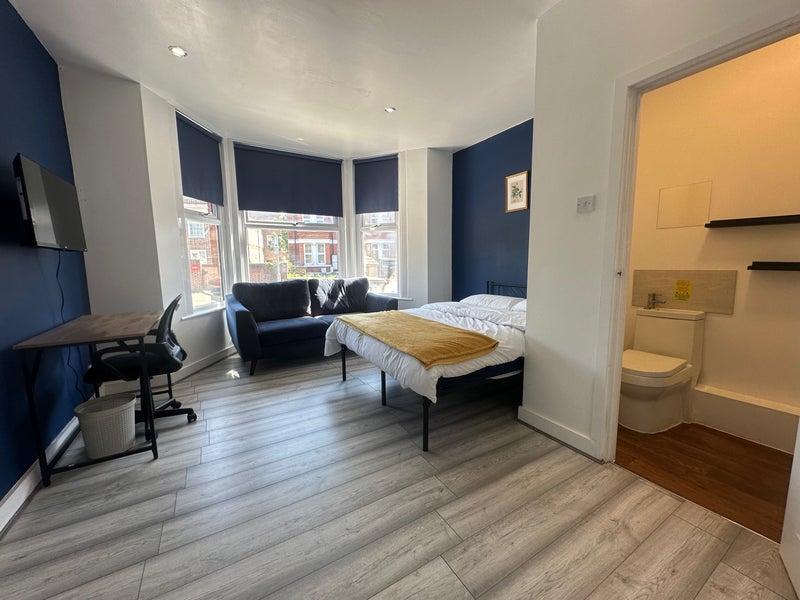 Photo 1: Room 1