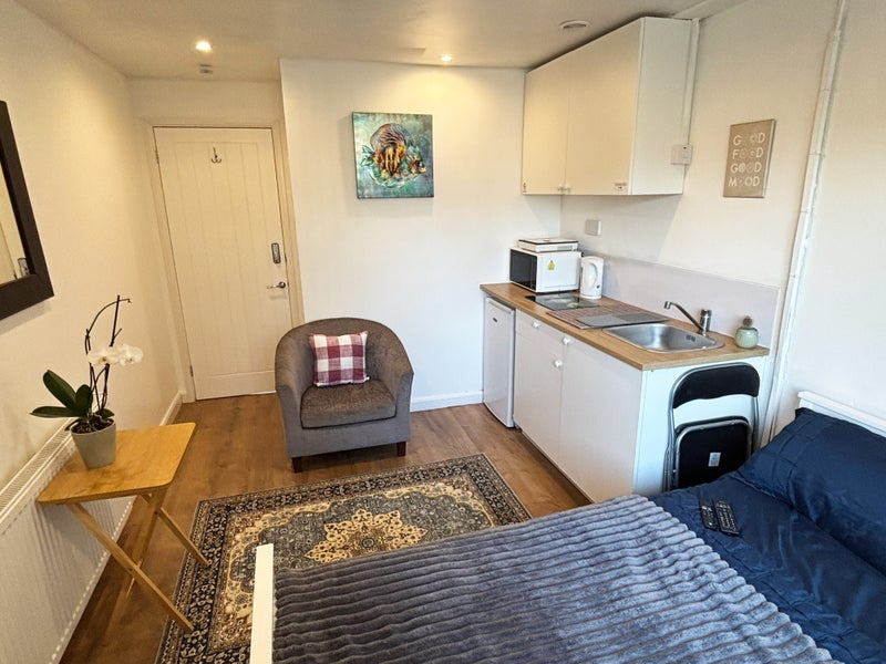 Photo 1: Room 1