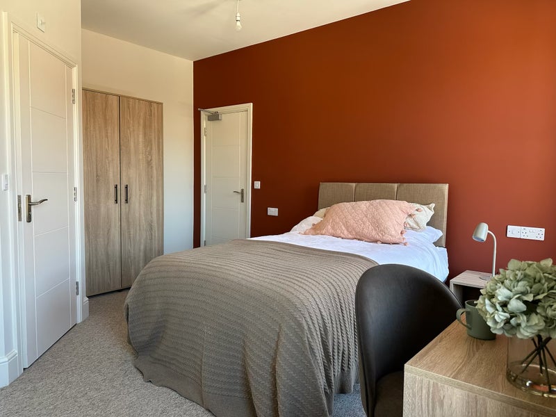 Photo 1: Spacious ensuite rooms